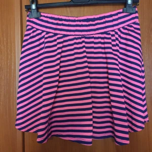  - Rosa/blå kjol i Strl 38 från H&M.   Ni står för frakten om vi inte möts upp. 