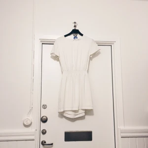  - Klänning från Ivyrevel, använd 1 gång. Köpare står eventuell frakt :)