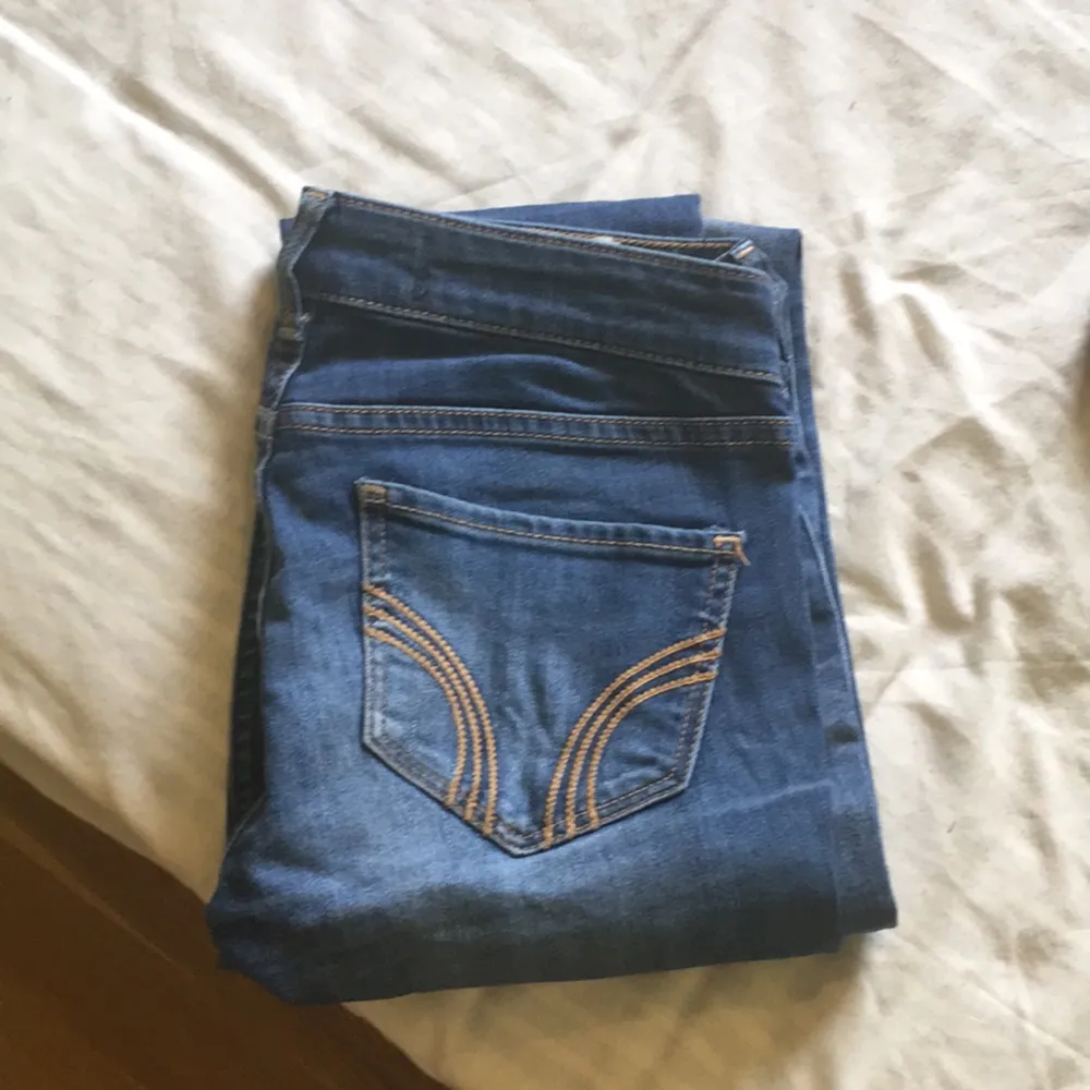 Hollister jeans, aldrig använda då jag fick dem i present och dem va försmå. 2 fickor dvs inga fickor fram. . Jeans & Byxor.