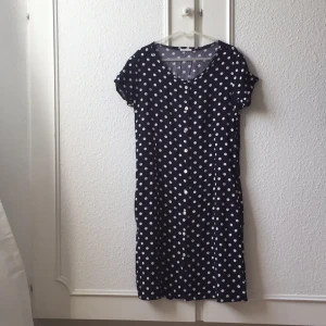  - Gullig prickig klänning för alla tillfällen. Klänningen har fickor, hur bra?! Även öglor för ett bälte finns. Använd men bra skick. 