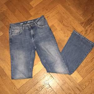 Flare jeans från Bik Bok i ljusblå färg.