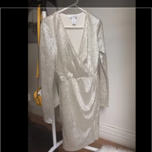  - Jättefin glammig silvrig klänning från Nelly. Strl XS, knappt använd 