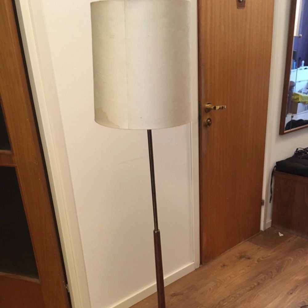 Fin golvlampa från 50-talet i teak | Plick Second Hand