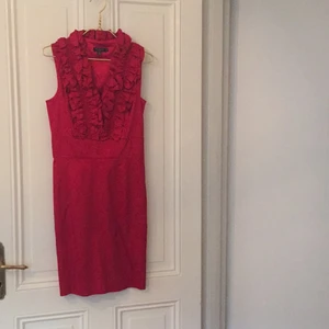  - Rött vackert fodral från Ted Baker. Storlek 2 motsvarar ca 36. 