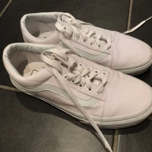  - Vita Vans. Säljes pga fel storlek. Använda 1 gg.