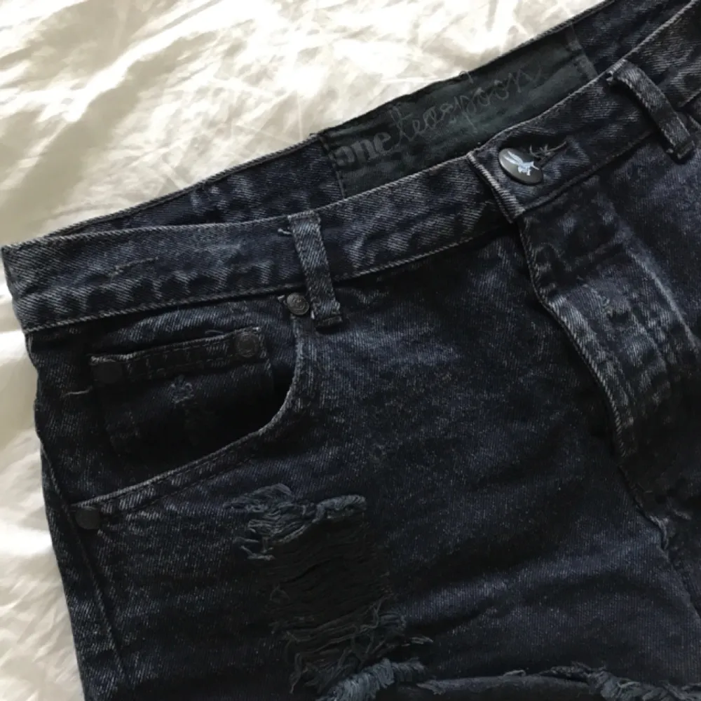 One Teaspoon svarta slitna jeansshorts. Passar en 38/40. Shorts.