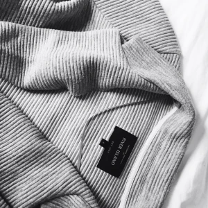  - Säljer en jättefin grå sweatshirt/kappa/jacka, köptes på River Island för 500 kr, använd 1 gång då den är lite för tajt för mina breda axlar.  Detaljer vid fickor (se bild 2) samt snygga sömmar bak. För mer bilder, fråga :)  Köparen står för frakt 🌸