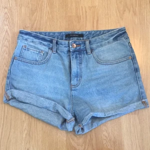  - Helt nya Billabong shorts. Köpta i Australien. Aldrig använda. En stor medium/liten large skulle jag säga. Otroligt sköna och fin modell! Köparen står för frakt.