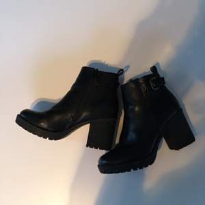 En svart lite finare sko som jag använt som höst/vinterskor. dom är i använt skick men är lite nötta men inget som syns och stör! På yttre sidan av skon finns det ett fint spänne och dragkedja som detalj. Köparen står för frakten👢🍃