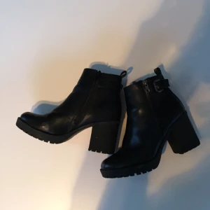  - En svart lite finare sko som jag använt som höst/vinterskor. dom är i använt skick men är lite nötta men inget som syns och stör! På yttre sidan av skon finns det ett fint spänne och dragkedja som detalj. Köparen står för frakten👢🍃