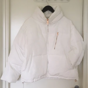  - Världens snyggaste puffjacka/"dunjacka" (polyester), slutsåld på zara. Nypris 799 och använd en gång. Först till kvarn! 