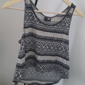  - croptop i svartvit mönster! något längre bak än fram. Priset är inklusive frakt🌼