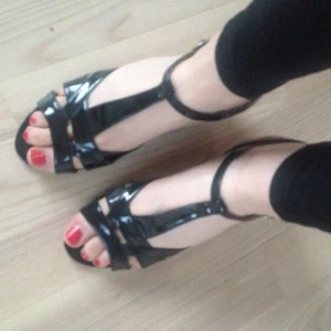  - Skor / Sandaler från Bianco. Strl 38. Svart blankt skinn med ett spänne på sidan. Klacken är liiiite sliten. Jättesköna men jag använder dem aldrig så därför jag säljer dem. 