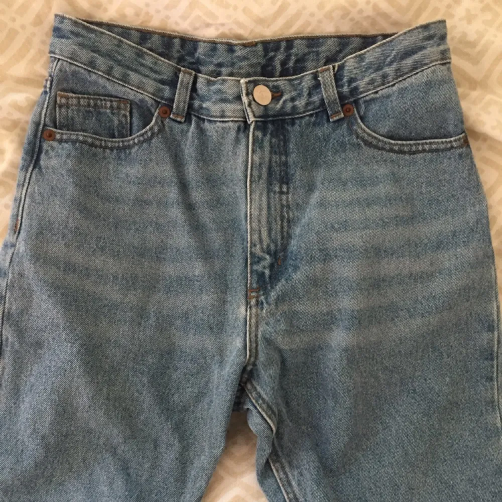 Monki jeans med avklippta ben! Size 27. Jeans & Byxor.