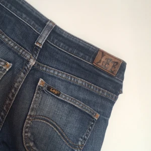  - Superfina jeans från Lee i bra skick, rak modell i benen! Tyvärr för små för mig