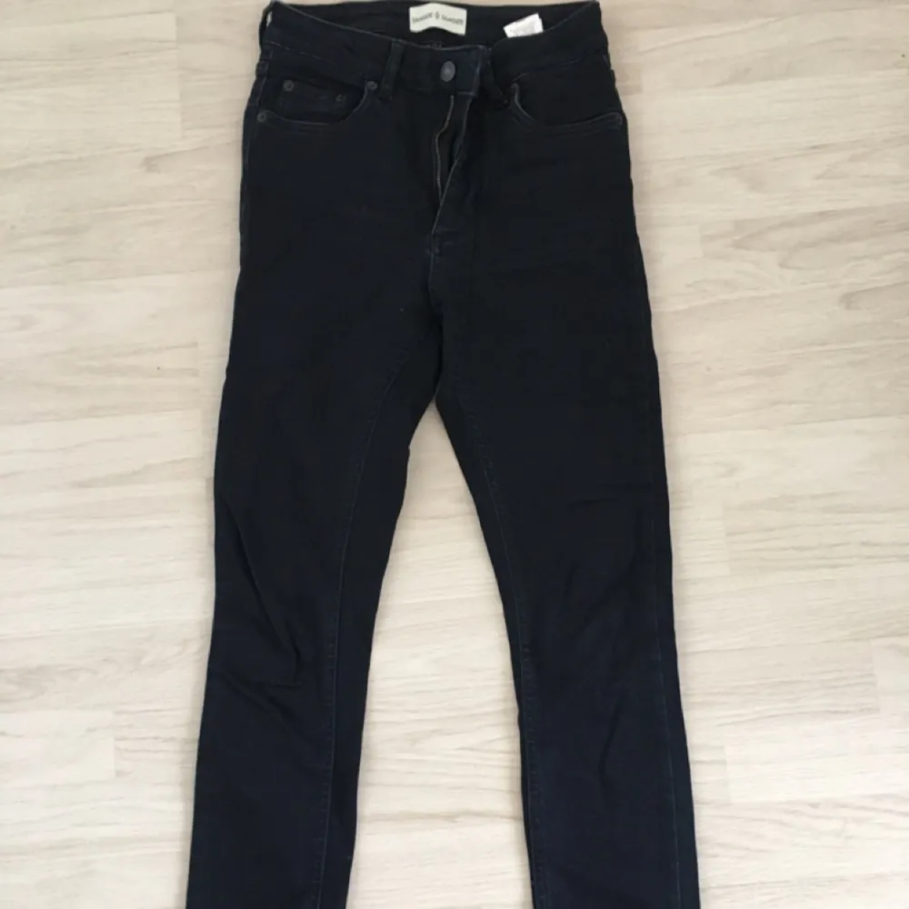 Snygga mörkblå jeans från Samsoesamsoe. Hög midja, stretch. Avklippta🌸 modell: sister. Jeans & Byxor.