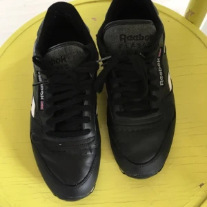  - Väldigt sköna Reebok Classic. Använda ett fåtal gånger. Nypris ca 700 