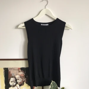  - Fint tajt linne från Zara. Liten reva uppe vid halsen, syns knappt men tog kort på den.   Står strl L men sitter tajt på mig om är strl 34/36