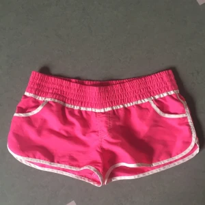  - Crazy sportshorts från "Hobie". Knappt använda och mycket snygg skrikig rosa färg.🌸 Har fickor och det står att dem är i XL men passar mig som har M i storlek. ✨Frakt ingår✨