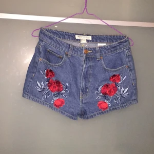  - Shorts med brodyr. Aldrig använda.