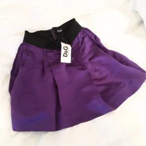  - Kjol från Dolce & Gabanna med prislapp kvar, aldrig använd. Fin rosett på. Står storlek 40 men tycker passar för 36-38