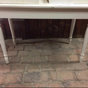  - Antikt skrivbord med lådor i sidan. En del skavanker men fortfarande charmigt 