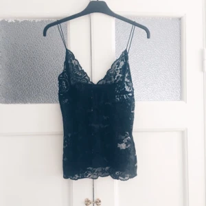  - 100 FÖR ALLA TRE TOPPAR!    1 - Spetstopp med spaghettiband, aldrig använd. 2 - Svart topp med cut outs vid bröstet, använd fåtal gånger. 3 - Svart topp med pärlor på banden och på "mönstret" på ryggen, använd fåtal gånger. 