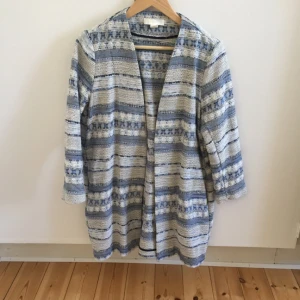  - Jacka i vävd kvalité från hm. Nypris 600kr, använd en gång. 