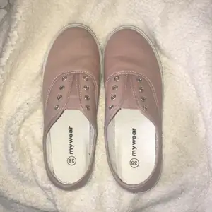 Små söta rosa skor! Bara använt två gånger, bekväma och lätta att ta på