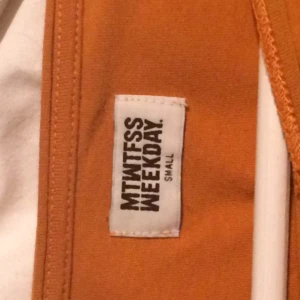  - Gul/orage T-shirt från weekday  