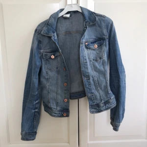  - Säljer en jeansjacka från HM. Den är av en tajtare och kortare modell som passar bra till det mesta!