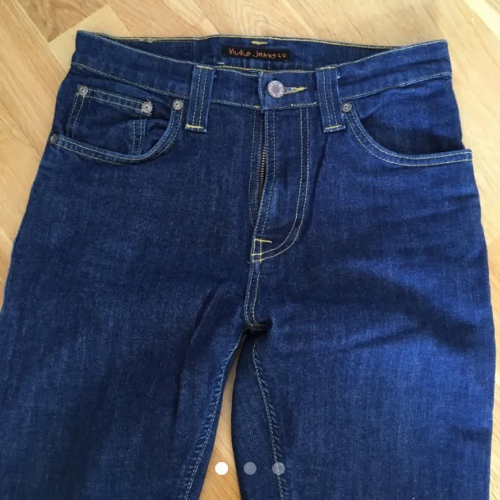 snygga mörkblå jeans från Nudie. använd fåtal gånger, väldigt behagligt tyg. !STORLEK: Waist: 28 Length: 32!. Jeans & Byxor.