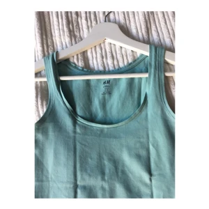  - H&M ljusblå top