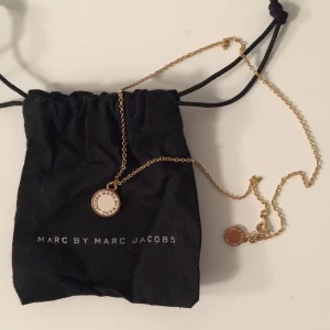  - Superfint halsband från Marc Jacobs i guld och vitt, aldrig använt så i superbra skick⭐️