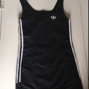  - Adidas klänning med tre streck på sidorna. Väldigt liten i storleken och inte stretchigt material. Men fin på! 
