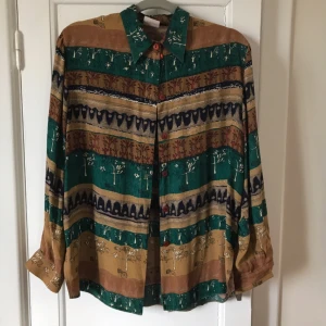  - Skjorta i skönt svalkande material. Köpt på beyond men sparsamt använd av mig! 😊