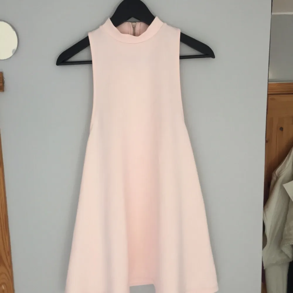 Endast provad ljus/baby rosa klänning från NLY Trend i storlek S. Funkar lika bra till en XS! . Klänningar.