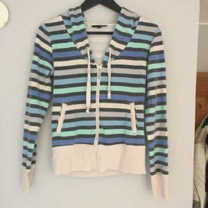  - Kofta med luva från Tally Weijl (köpt i Tyskland). Det står S i storlek men jag skulle säga att det är mer som en XS. Använt men bra skick. 43kr +frakt