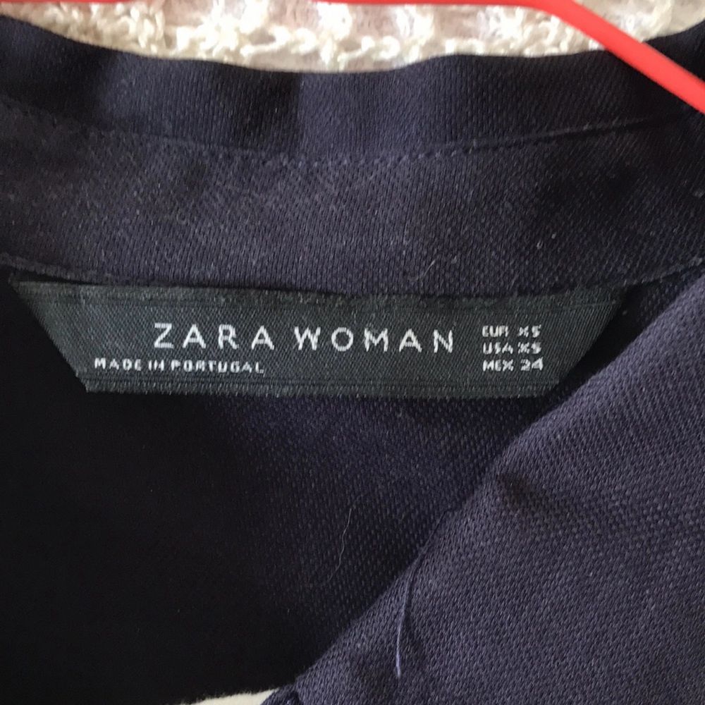 Blå skjorta från Zara. Nästan lite linnematerial. . Blusar.