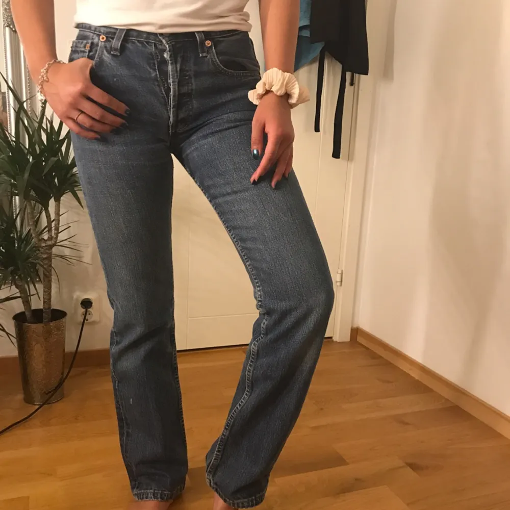 Snygg levis jeans i bra skick. Raka i modellen och ganska små i storleken. Kan skickas mot betalning för frakten.. Jeans & Byxor.