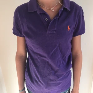  - Lila Ralph Lauren piké  Storlek XS men passar nog S  Fint skick  Betalning sker via swish  Köparen står för frakt