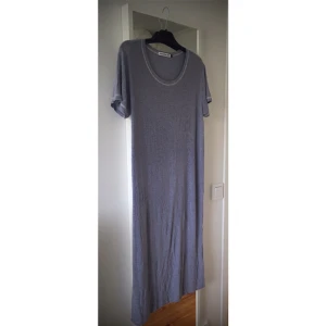  - Klänning från Rodebjer! Två små hål på magen, se bild tre! Synd knappt när man har på den då den är lite oversize. 