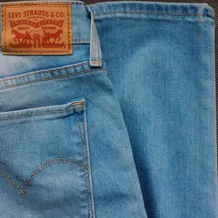 Storlek. 26x32.  Levi's 711 skinny är stretch jeans som är snyggt skurna och håller upp din rumpa! Säljer då de endast kommit till användning en gång. Möts upp i Stockholm!. Jeans & Byxor.