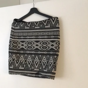  - Hm kjol, mönstrad, str 40. Strechig