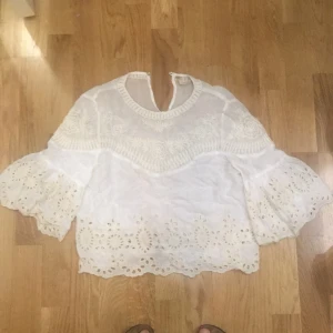  - Zara blus med broderier