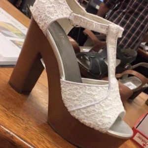  - Strl 40, men mer som 39. Jag som har 38-39 hade de på min student! Skitsnygga