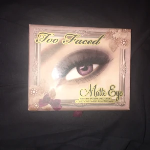  - Too Faced Matte Eye, endast swatchad. Fina matta färger för att skapa en klassisk everyday look och som är även väldigt lätt att ta med. Bjuder på frakt vid snabb affär. 