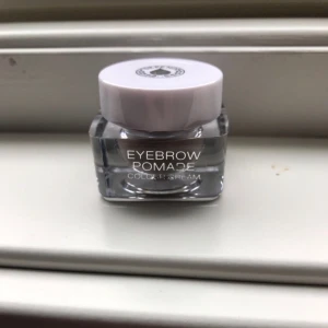  - Bara testad en gång, är i färgen toupe från depends  kollektion av ögonbryns färg 