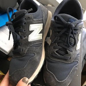  - Standard sko från New balance. Kan ej modellen men är använda och mycket snygga till det mesta! Säljs pga att de inte kommer till användning. Har swish och har inga defekter! 
