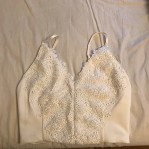  - Bustierliknande topp från BikBok! Hämtas i Uppsala eller skickas. Köparen står för frakt✨✨✨